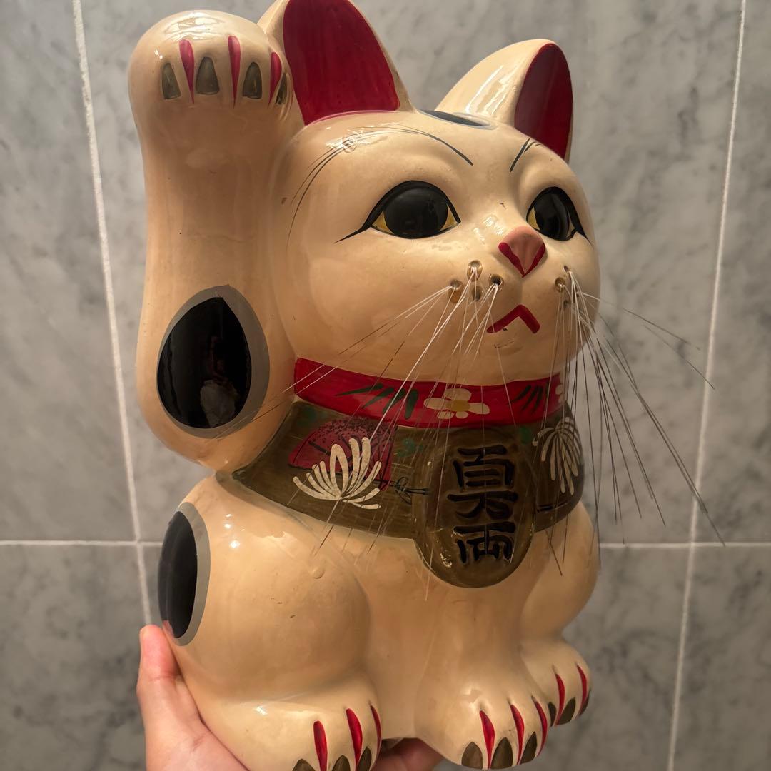 アンティーク手描きの美しい眉毛や長いヒゲが美しい特大の招き猫