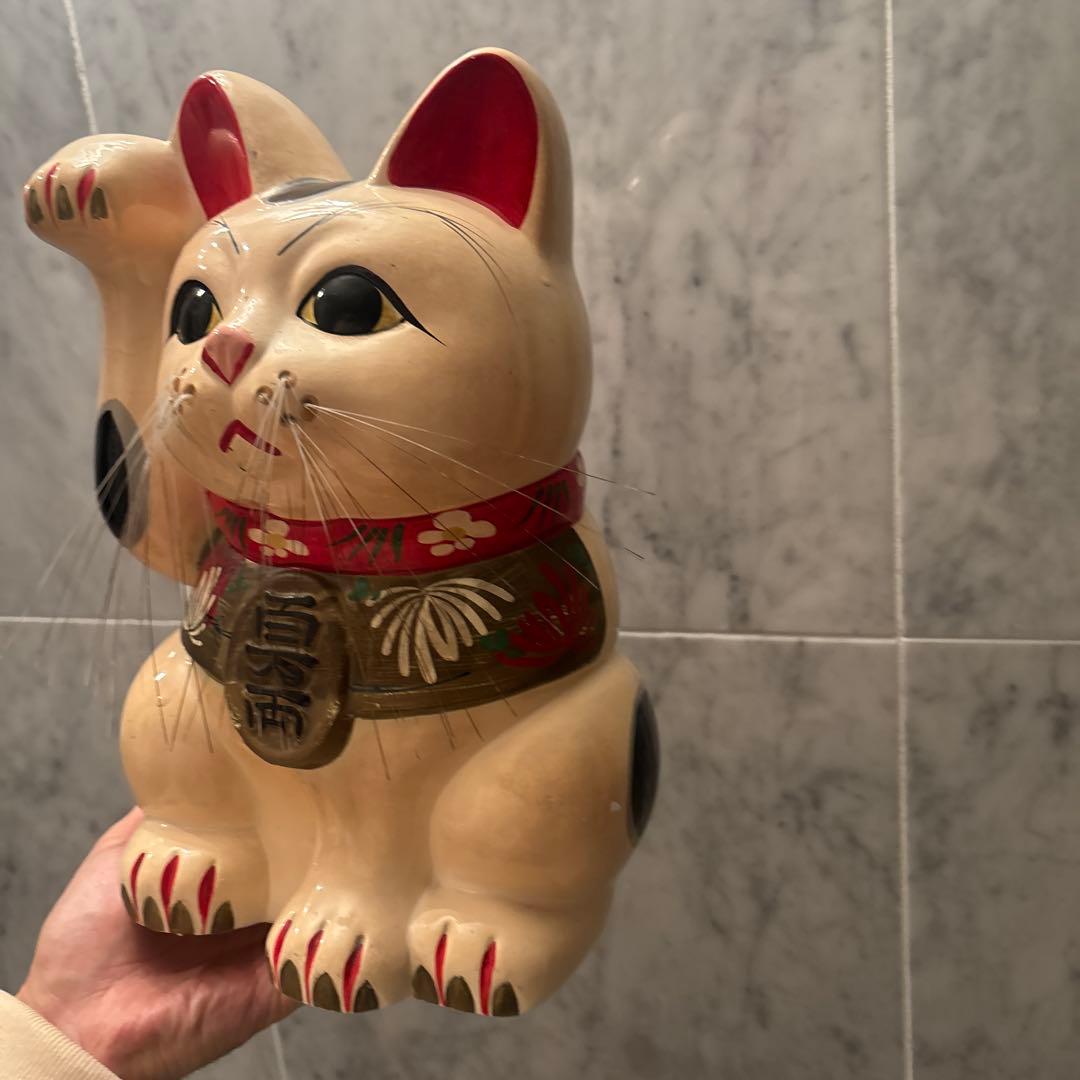アンティーク手描きの美しい眉毛や長いヒゲが美しい特大の招き猫