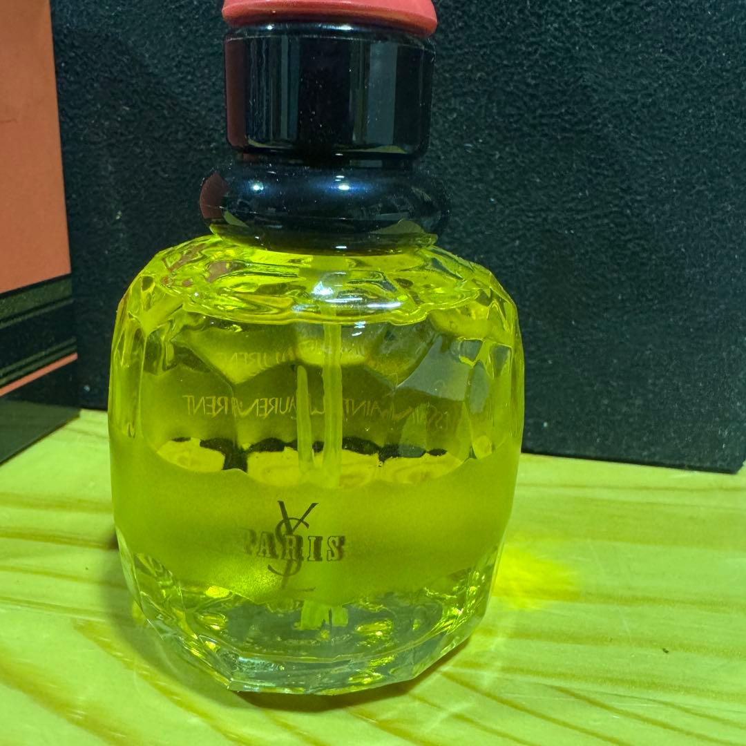 gGA70 Yves Saint Laurent PARIS 香水