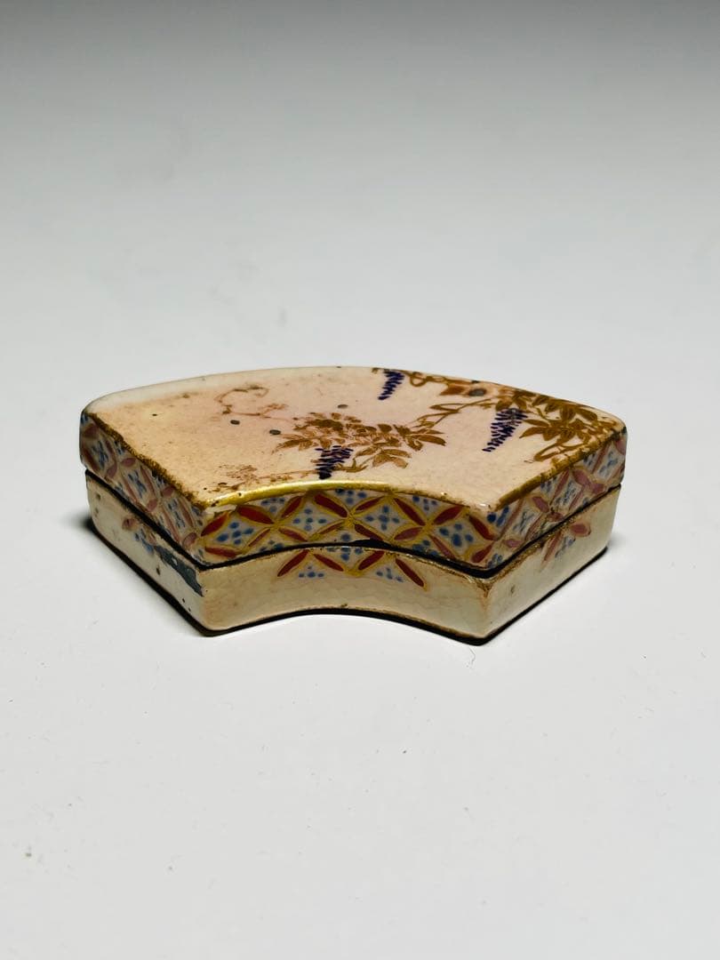 時代物　真葛香山造　仁清写　扇形陶器香合 花柄 共布　木箱付き
