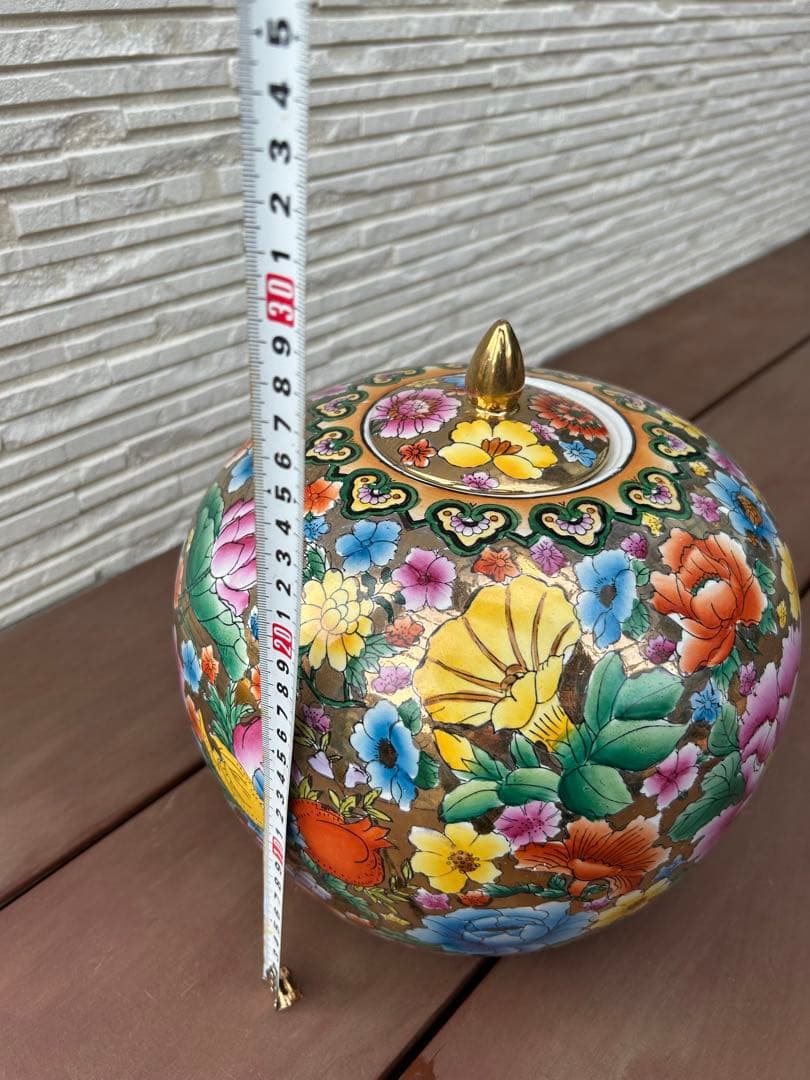 九谷焼き花柄装飾の陶器の丸型壺　アンティーク　レトロ　昭和時代に使われていたもの