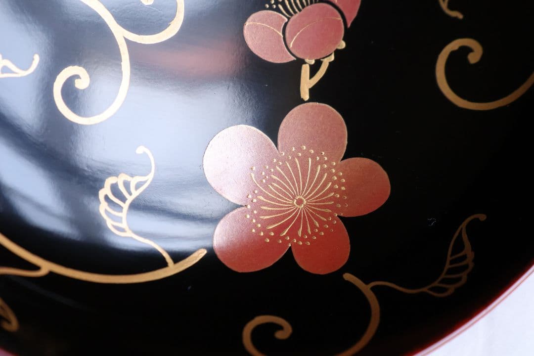 【MA488】漆芸 木製漆器 梅唐草蒔絵 木皿 五客 11.9cm 黒塗 溜塗