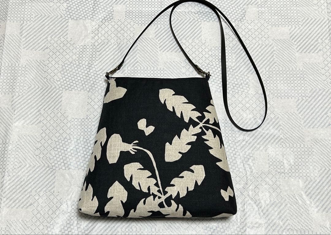 ハンドメイド ミナペルホネン パッチのsannkakuポシェット（M）