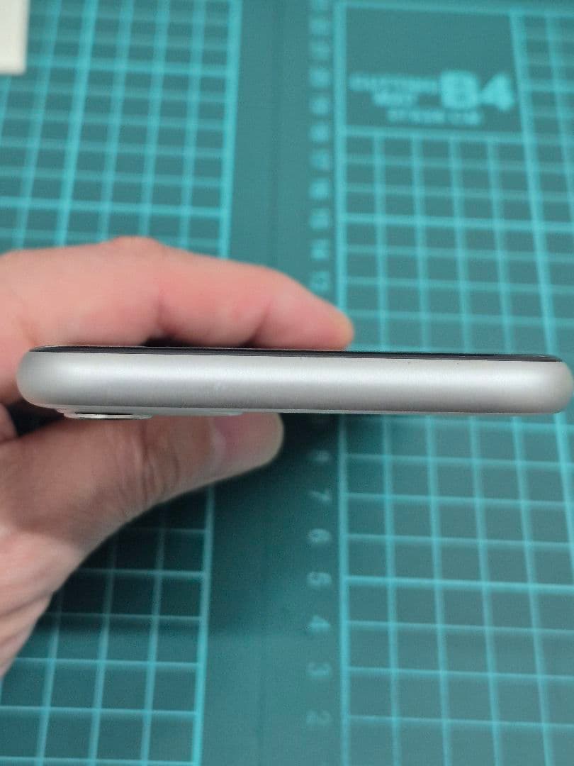iPhone11 64GB ホワイト　SIMフリー