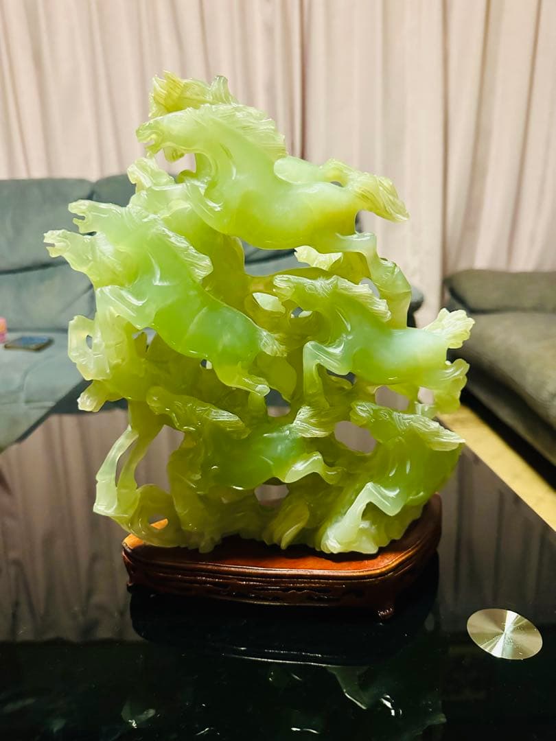 翡翠 馬の彫刻 木製台座付き GREEN JADE (ジェイド)