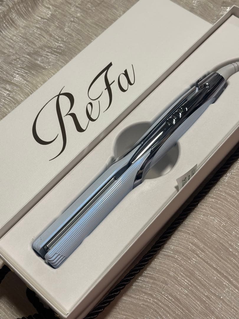 ほぼ新品　refa ストレートアイロン