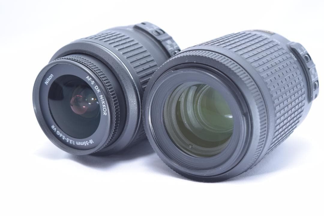 ①Nikon D7000 デジタル一眼レフ レンズ2本、バッテリー2個、防湿箱付