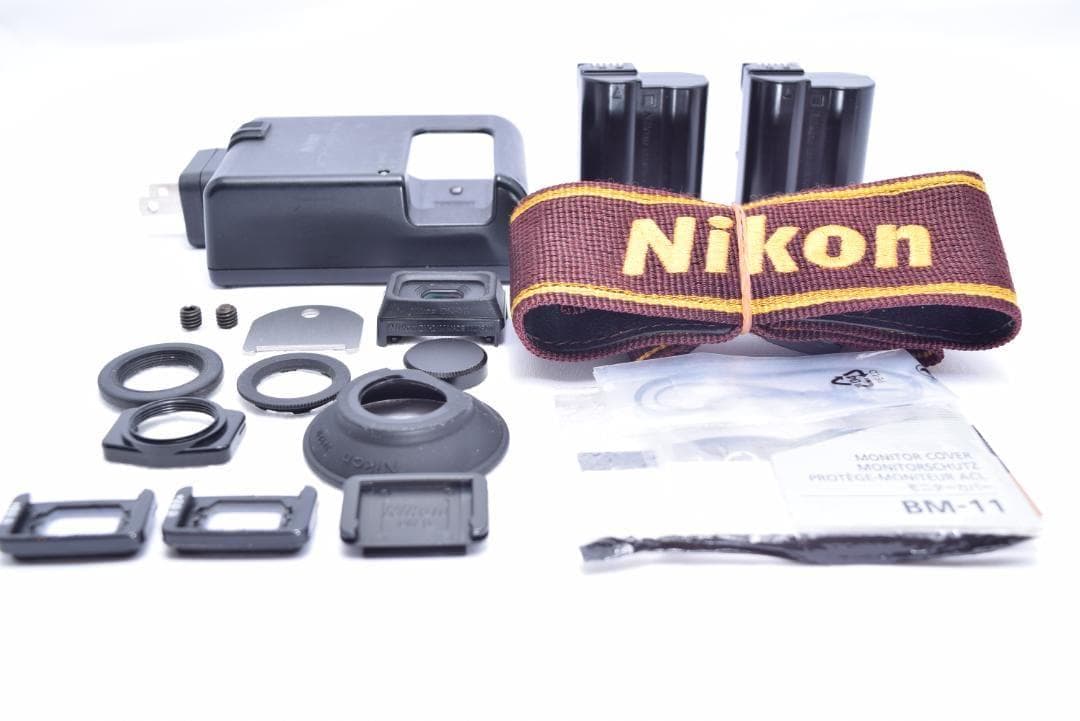 ①Nikon D7000 デジタル一眼レフ レンズ2本、バッテリー2個、防湿箱付