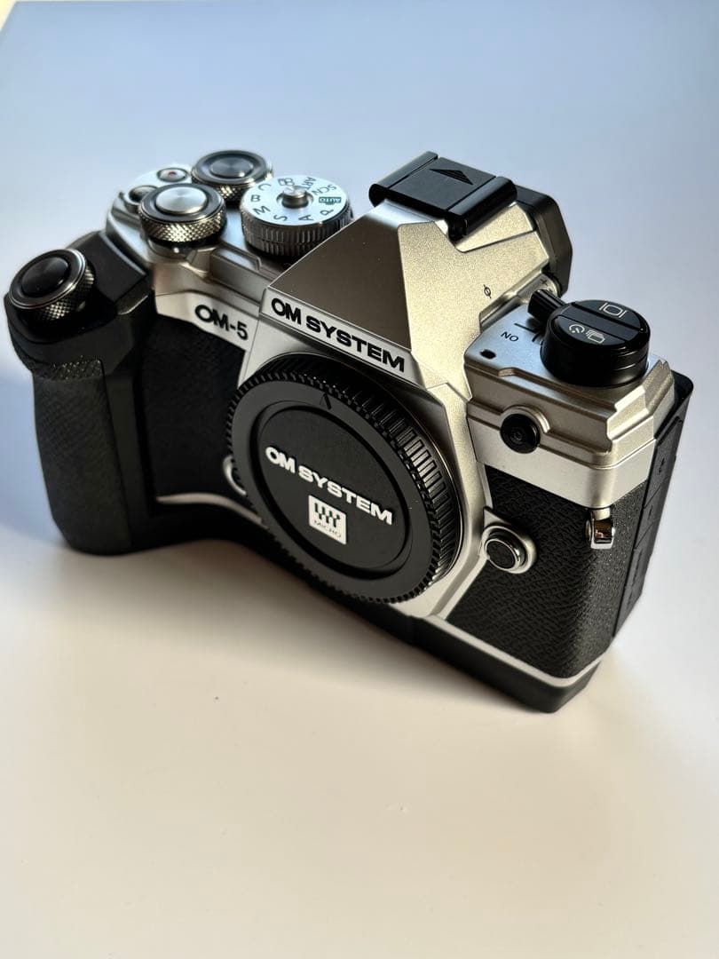 【美品】OM SYSTEM OM-5 ミラーレス一眼カメラ＋グリップ
