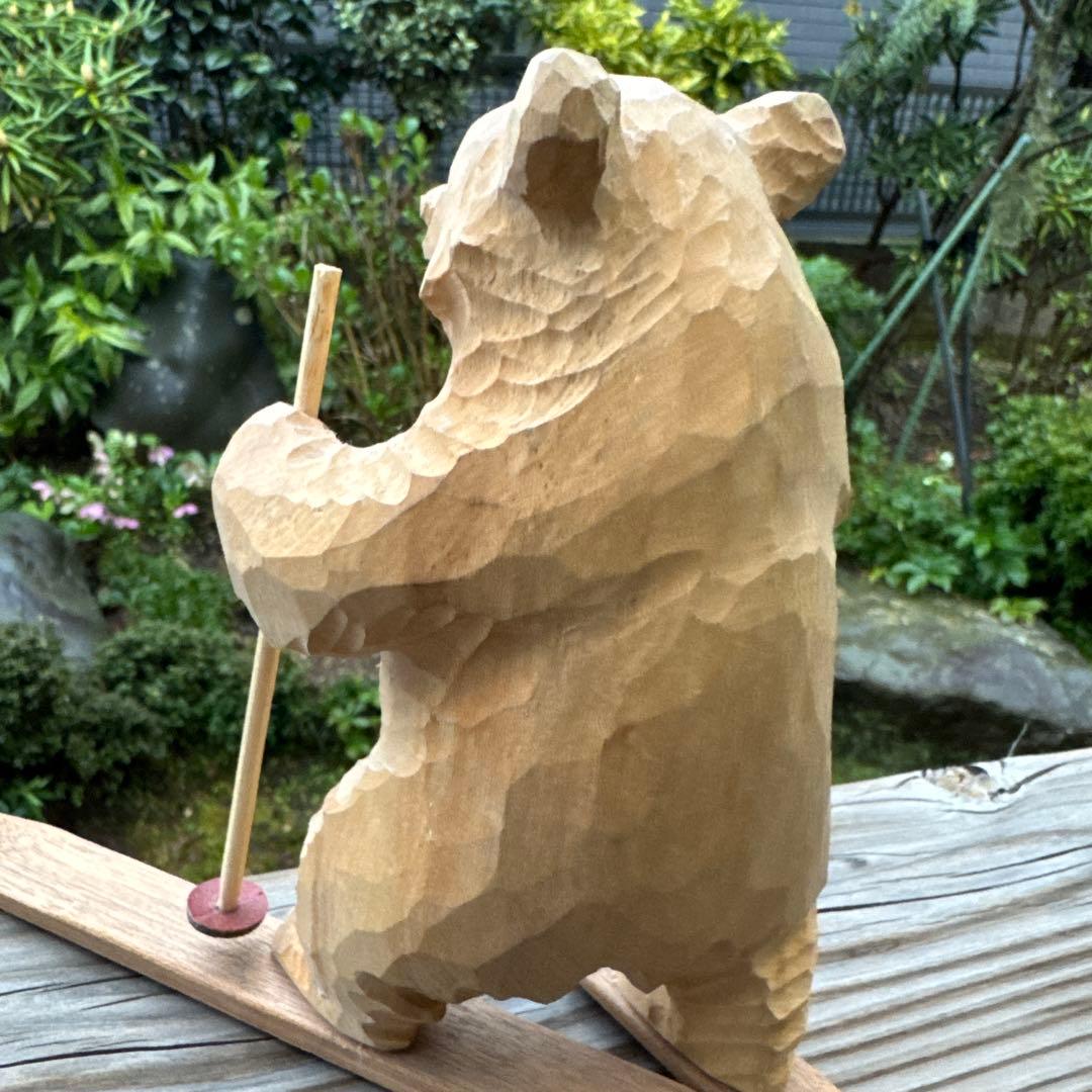 熊の木彫り　スキー