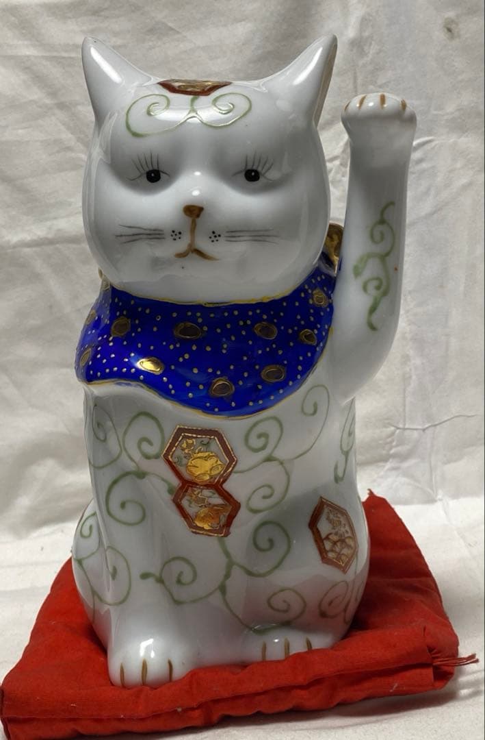 伊万里焼 招き猫 唐草柄 陶器製置物 金色装飾