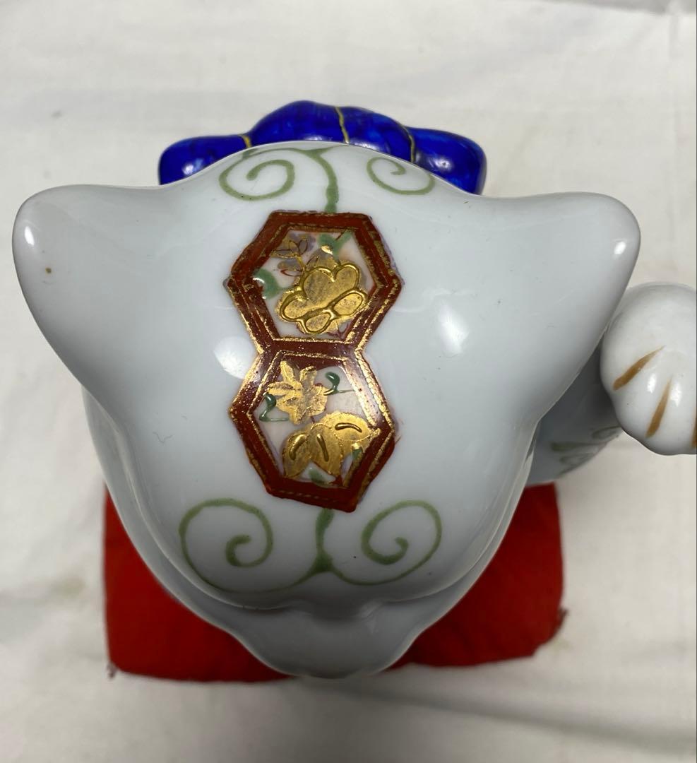 伊万里焼 招き猫 唐草柄 陶器製置物 金色装飾