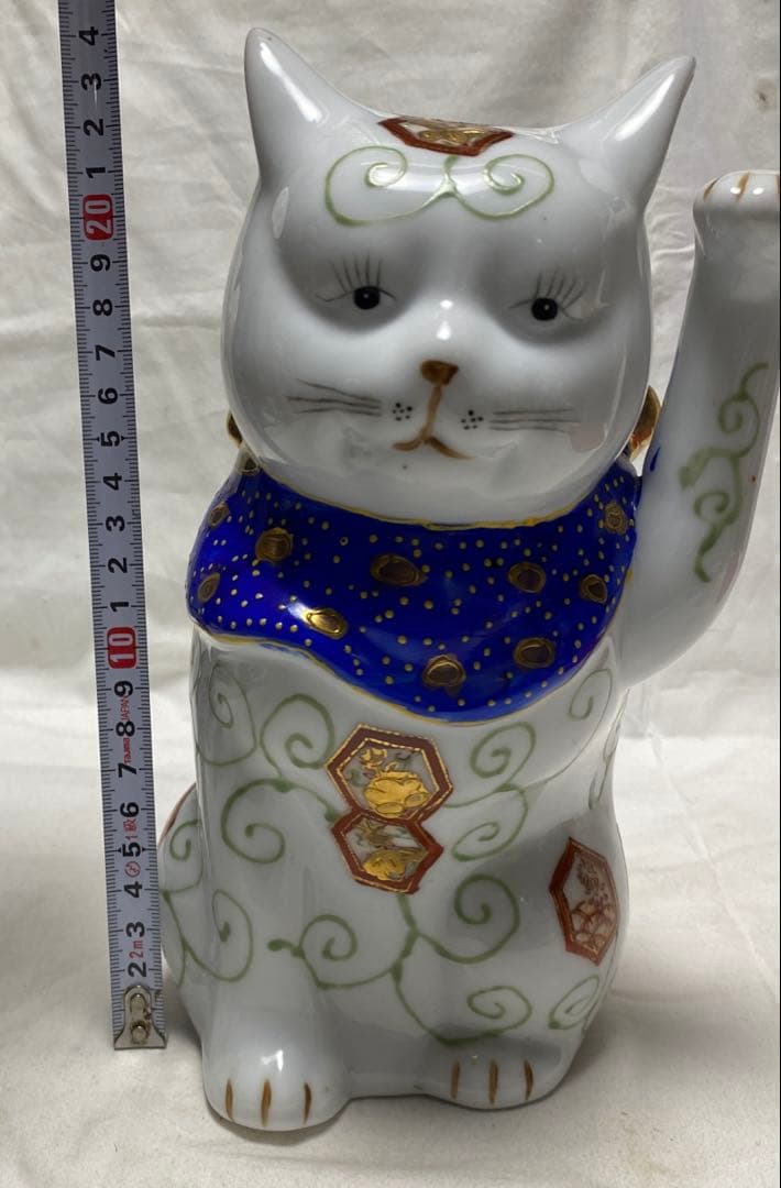 伊万里焼 招き猫 唐草柄 陶器製置物 金色装飾