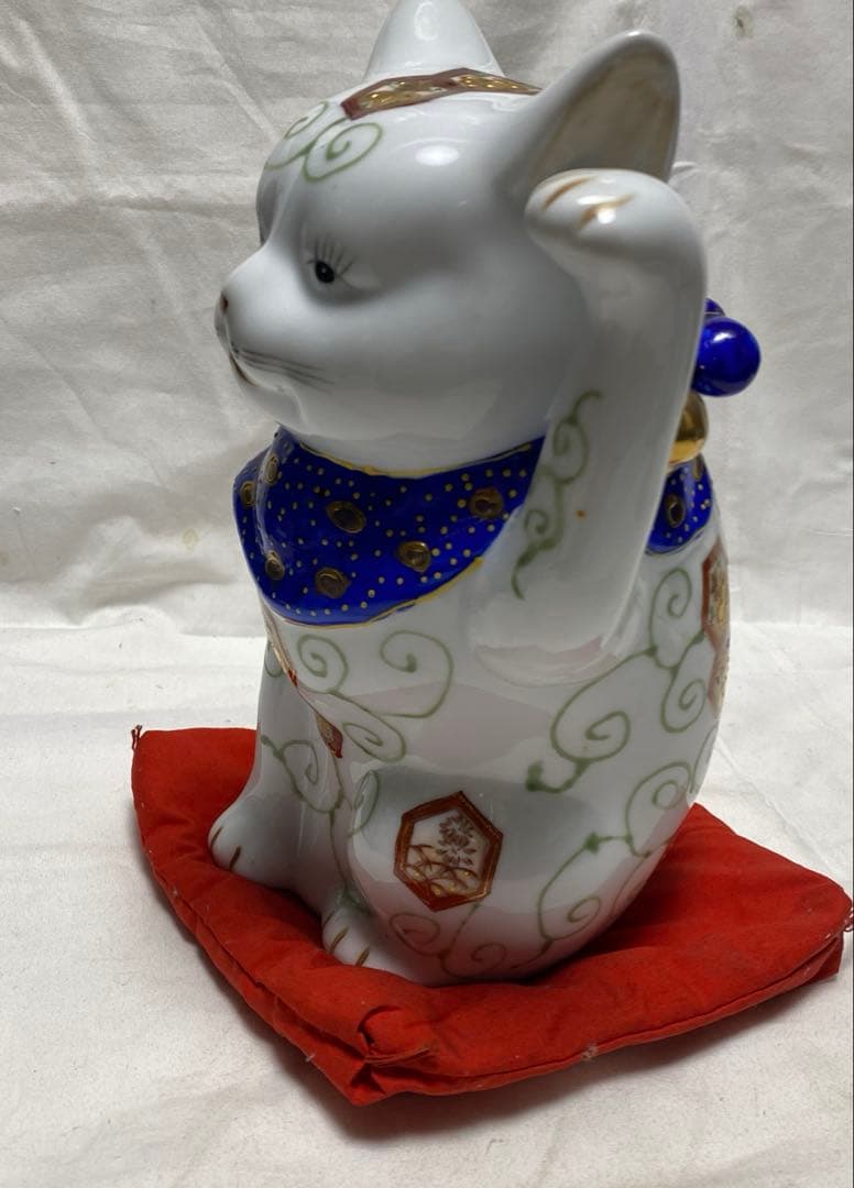 伊万里焼 招き猫 唐草柄 陶器製置物 金色装飾
