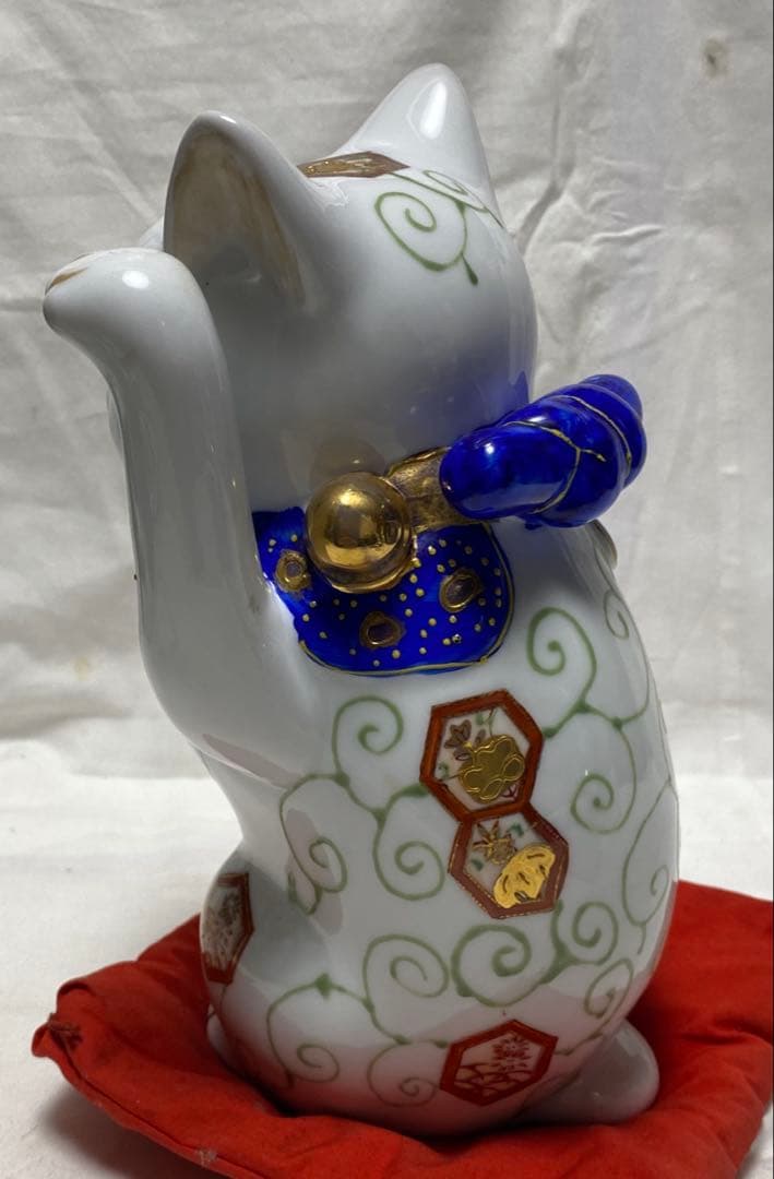 伊万里焼 招き猫 唐草柄 陶器製置物 金色装飾