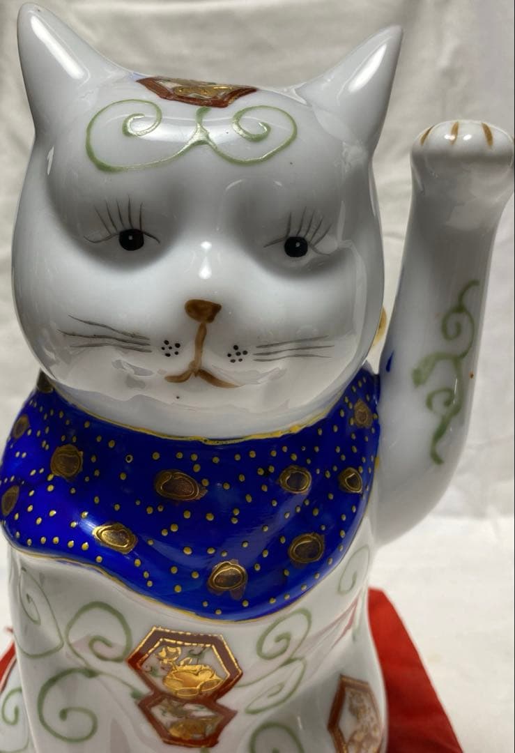 伊万里焼 招き猫 唐草柄 陶器製置物 金色装飾