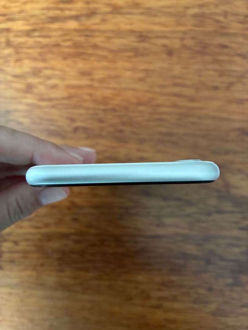 Apple iPhone SE 第三世代　64GB (Starlight)