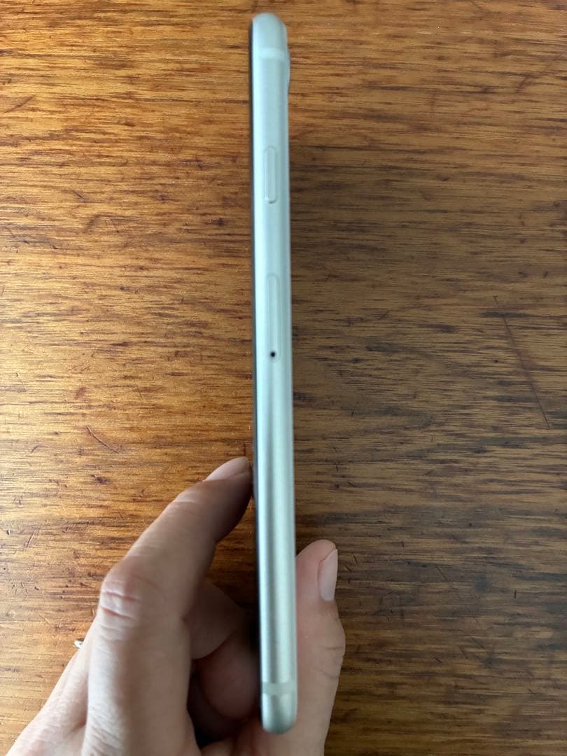 Apple iPhone SE 第三世代　64GB (Starlight)