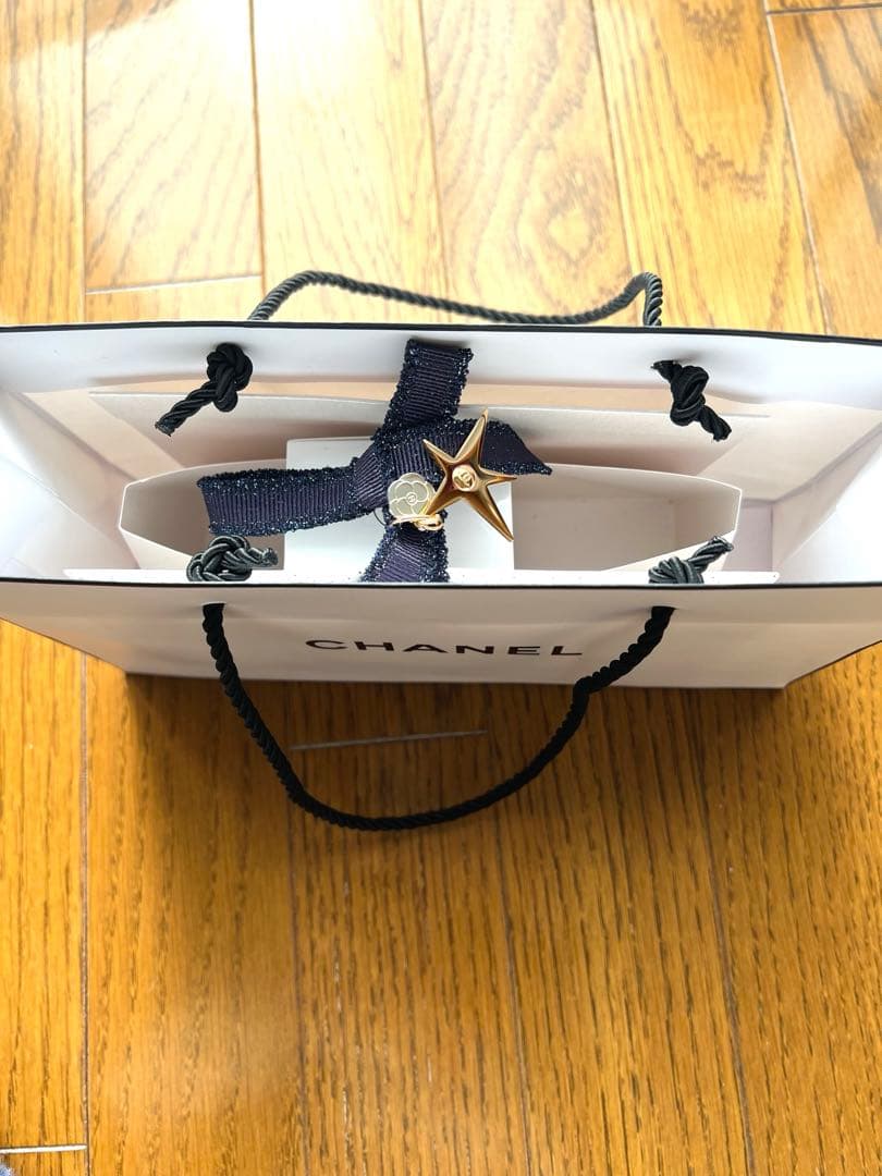 新品未使用チャーム付化粧袋入CHANEL LA CRÈME MAIN