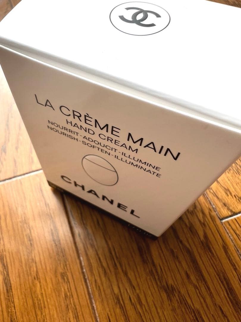 新品未使用チャーム付化粧袋入CHANEL LA CRÈME MAIN