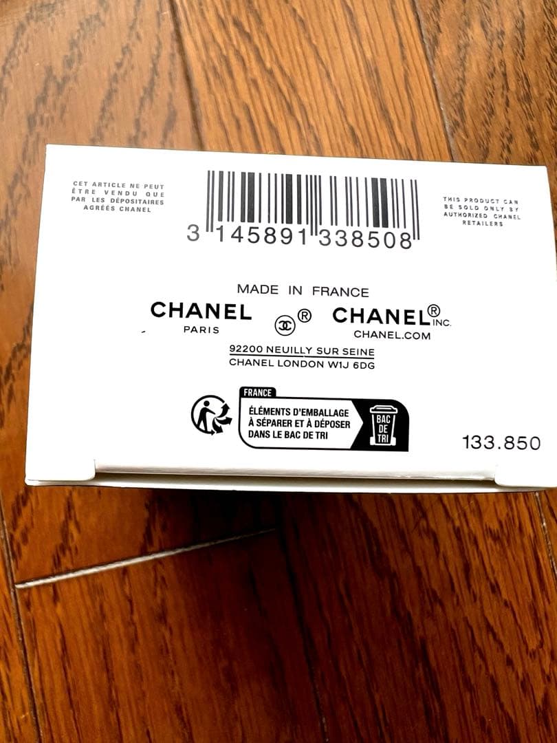 新品未使用チャーム付化粧袋入CHANEL LA CRÈME MAIN