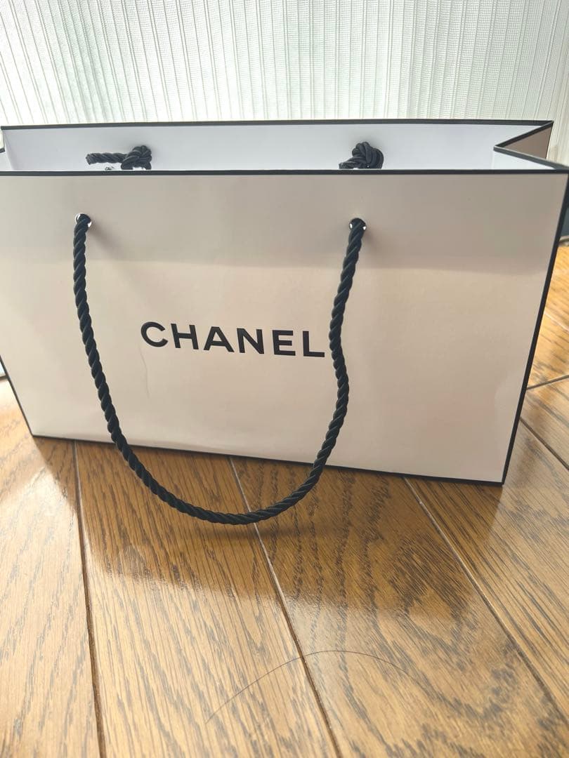 新品未使用チャーム付化粧袋入CHANEL LA CRÈME MAIN