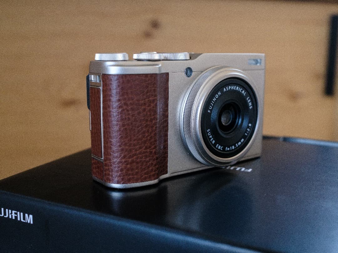 【新同美品】FUJIFILMコンパクトカメラXF10〈SDカード２枚付き〉