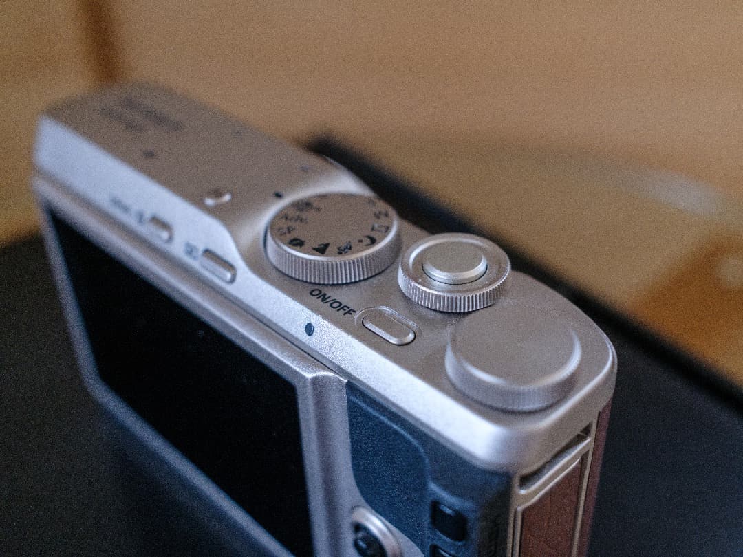 【新同美品】FUJIFILMコンパクトカメラXF10〈SDカード２枚付き〉