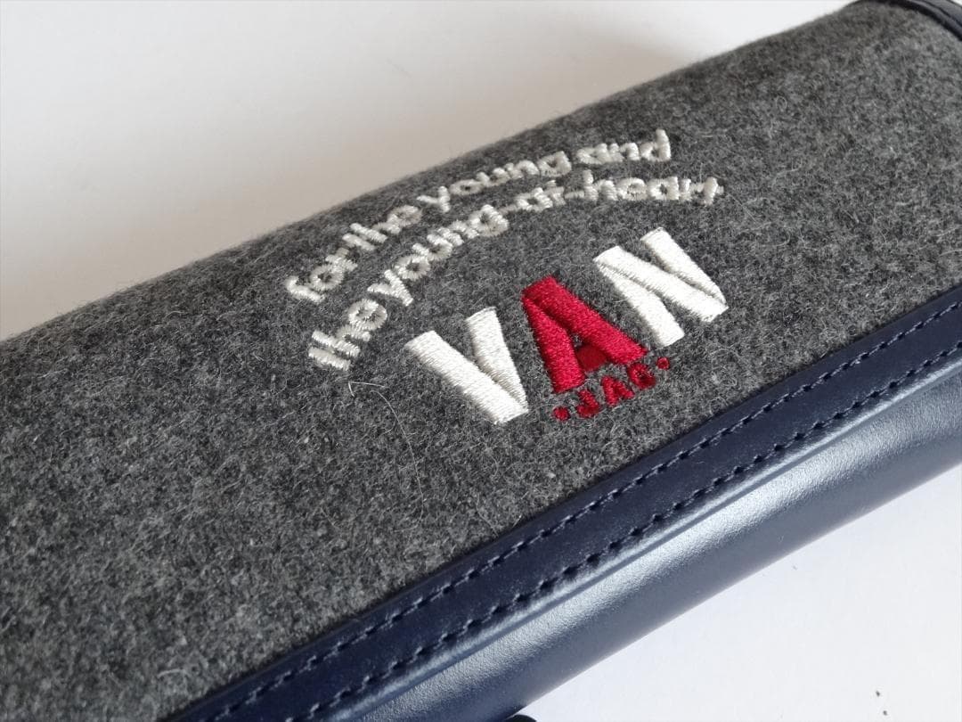 VAN JAC ヴァンヂャケット 牛革×メルトン アーチロゴ刺繍 メガネケース