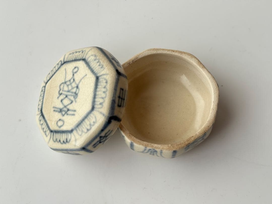 アンティーク 骨董 八角形の青い絵柄の陶器小物入れ