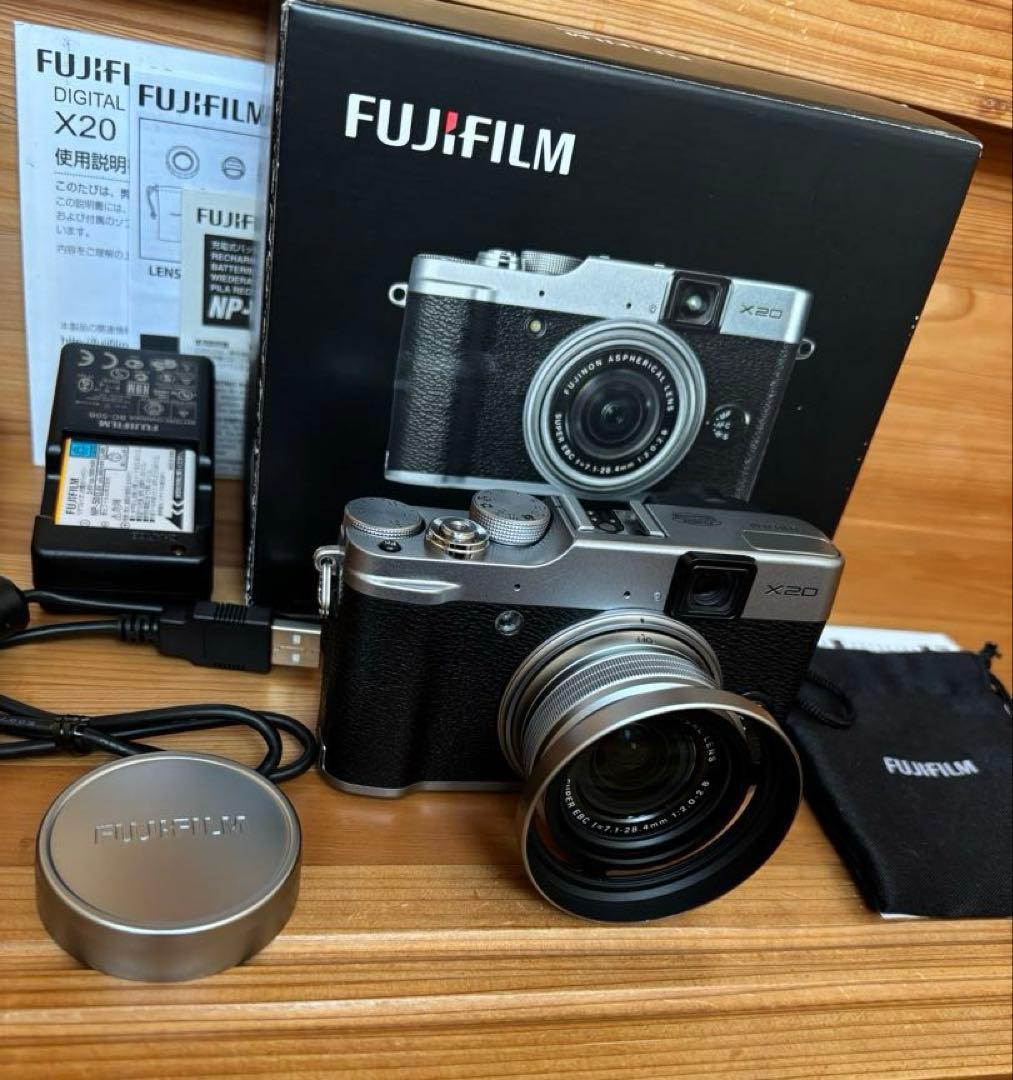 【感動品】FUJIFILM X20 シルバー、純正レザーケース・フードセット