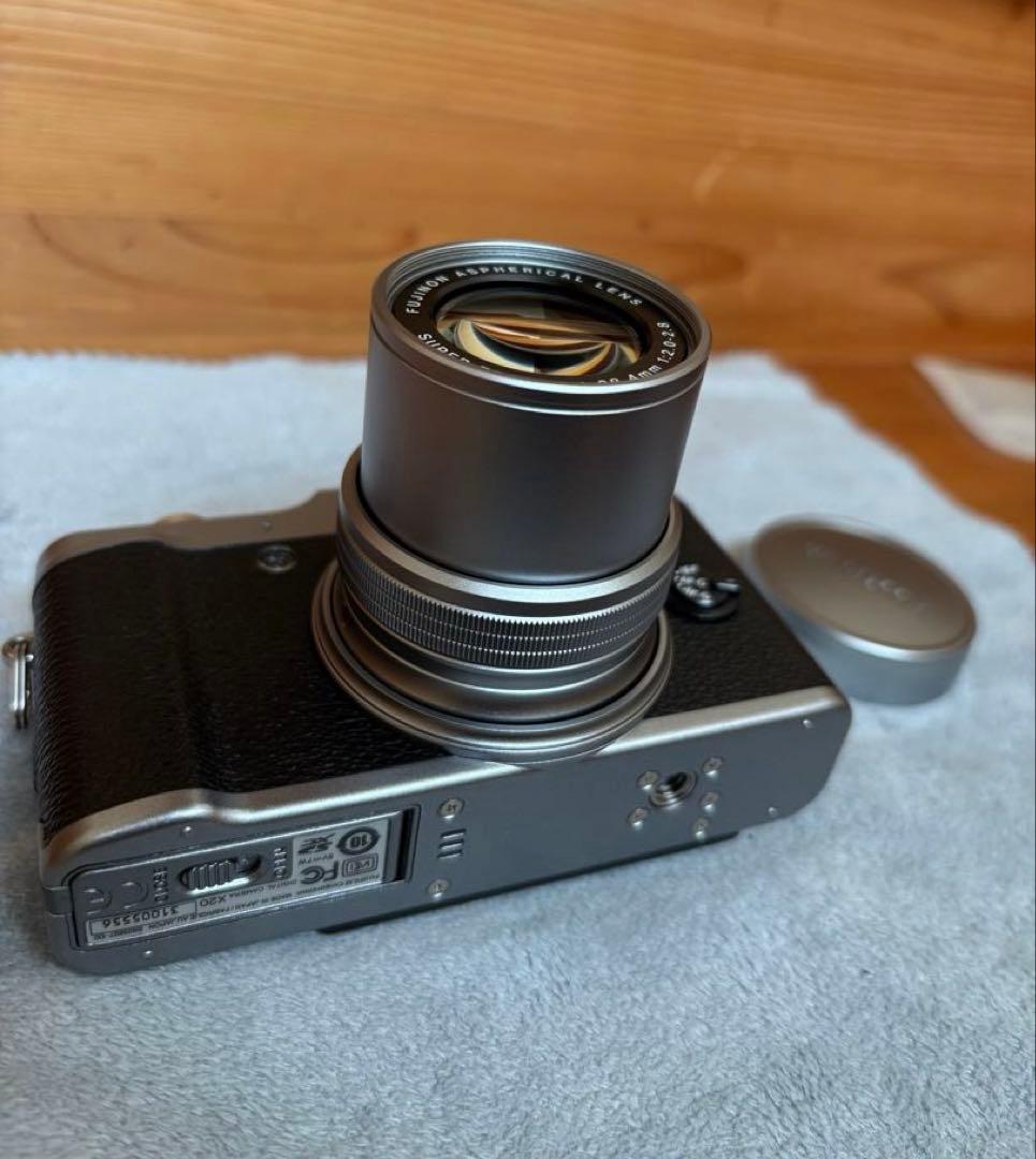 【感動品】FUJIFILM X20 シルバー、純正レザーケース・フードセット