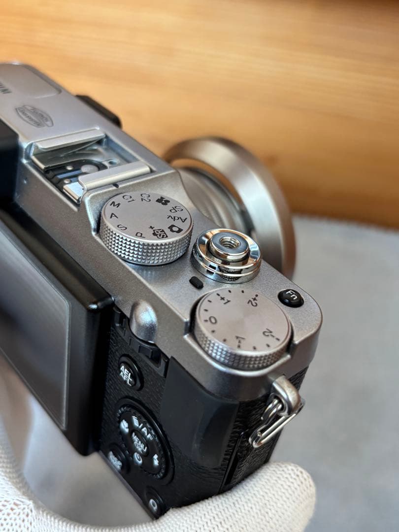 【感動品】FUJIFILM X20 シルバー、純正レザーケース・フードセット