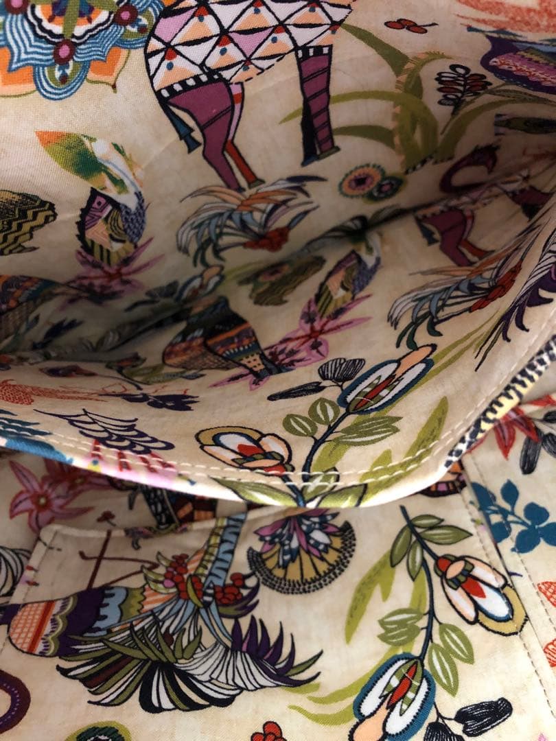 イタリアシルク花柄トートバッグ　これだけでお洒落のポイント　シックな素敵な色合い