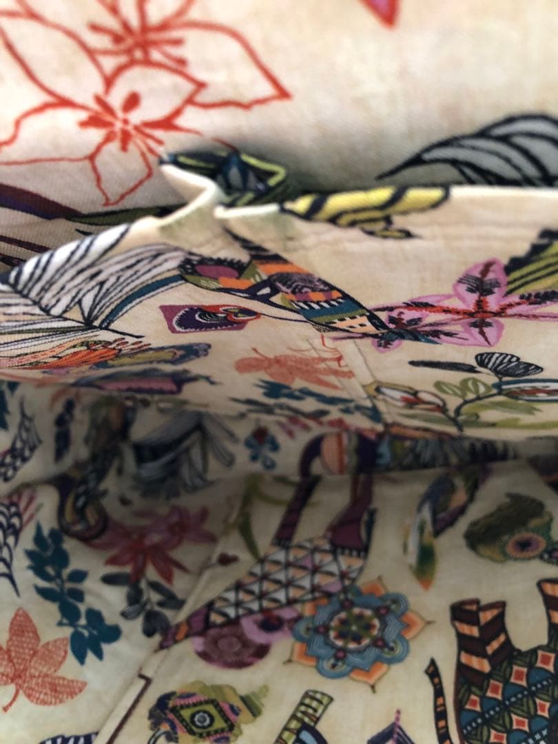 イタリアシルク花柄トートバッグ　これだけでお洒落のポイント　シックな素敵な色合い