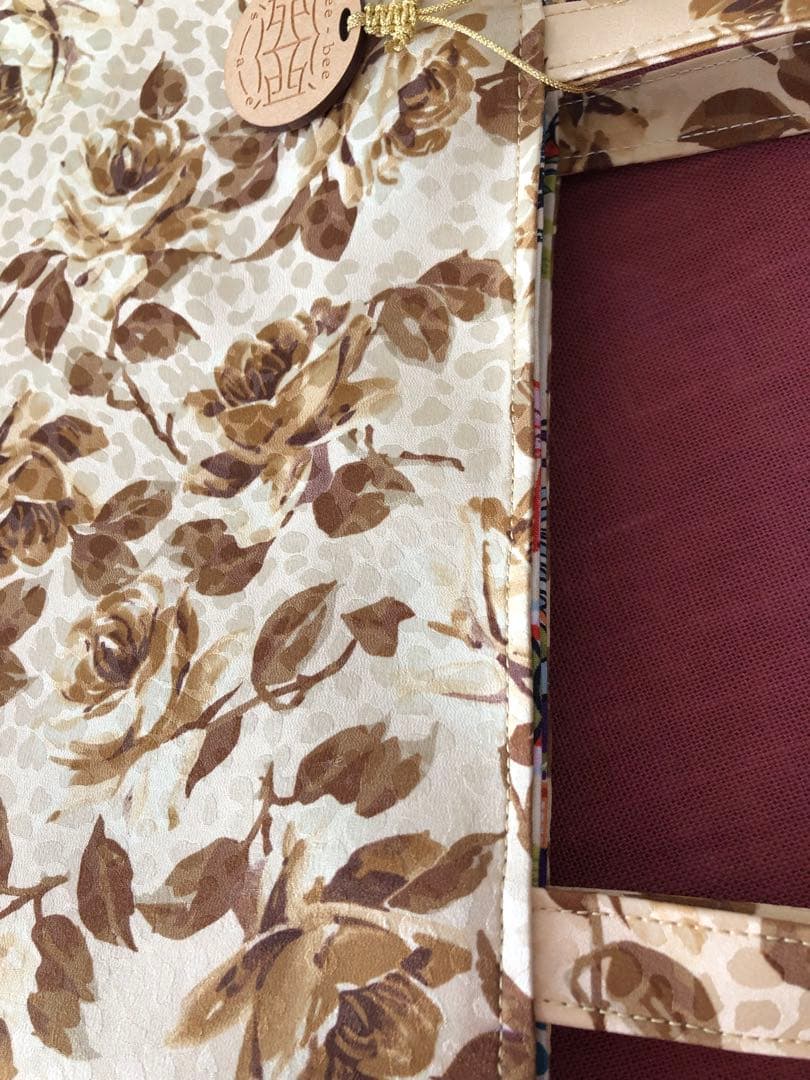 イタリアシルク花柄トートバッグ　これだけでお洒落のポイント　シックな素敵な色合い