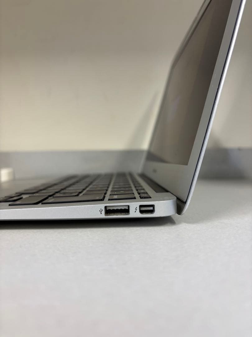 MacBook Air 11インチ シルバー　Apple