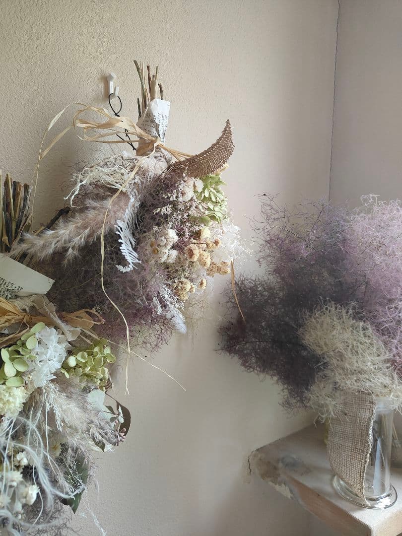 ハルスモークツリーと白い紫陽花とパンパスグラスのドライフラワースワッグ