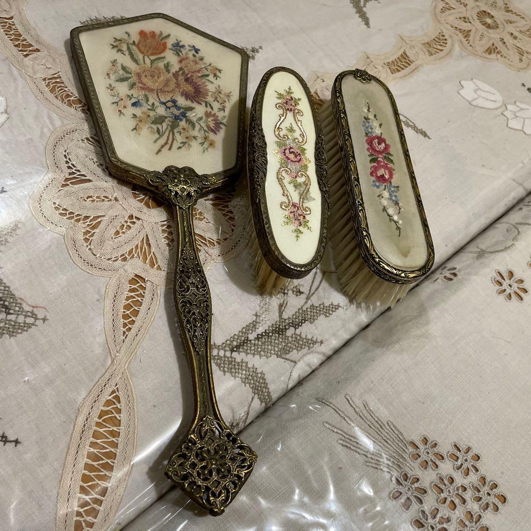 676イギリス買い付ヴィンテージ プチポアン刺繍花柄 ハンドミラーとブラシ2