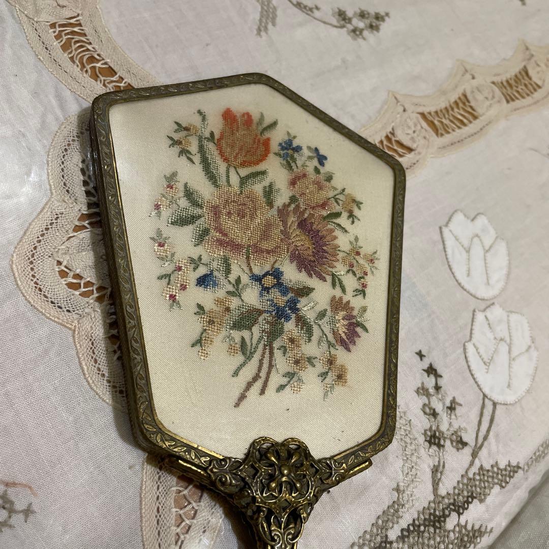 676イギリス買い付ヴィンテージ プチポアン刺繍花柄 ハンドミラーとブラシ2