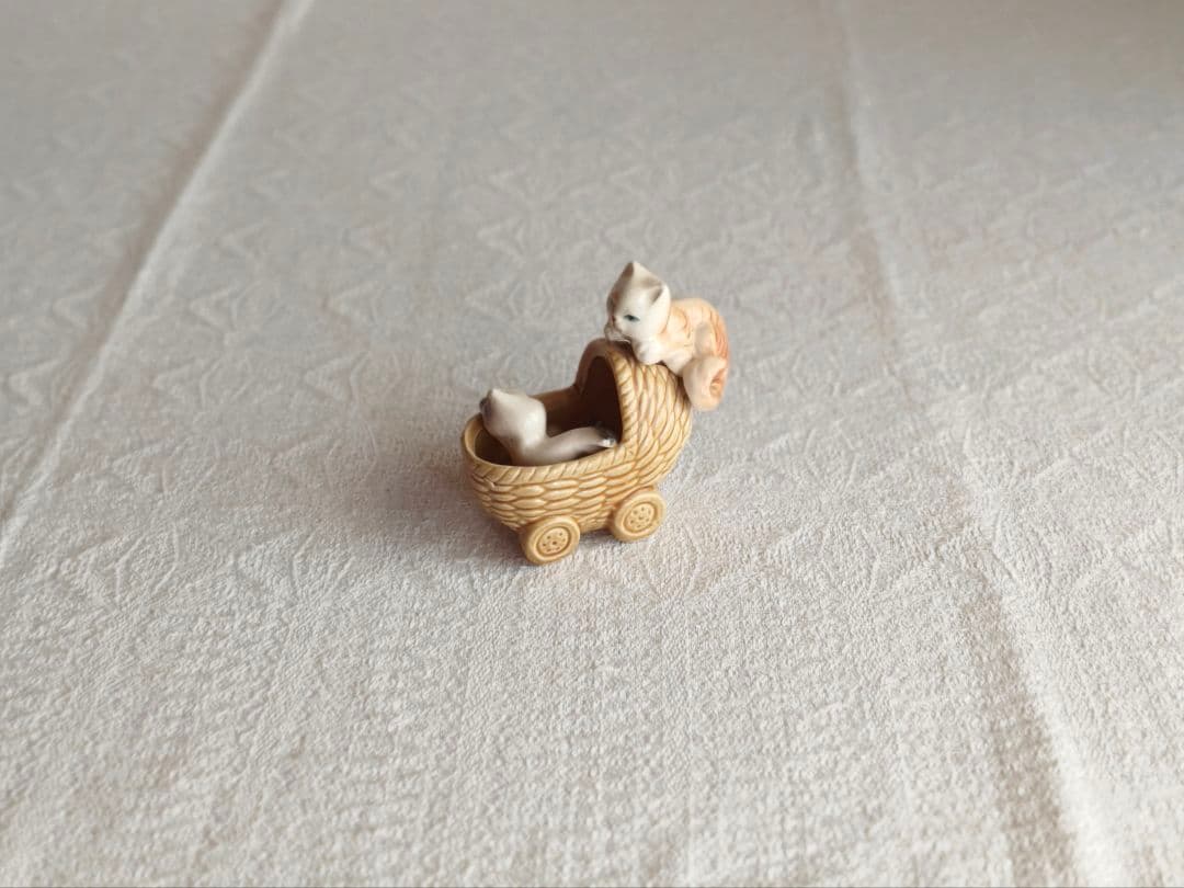* pottery cats ୨୧* カゴのベビーカーに入った ネコちゃんたち