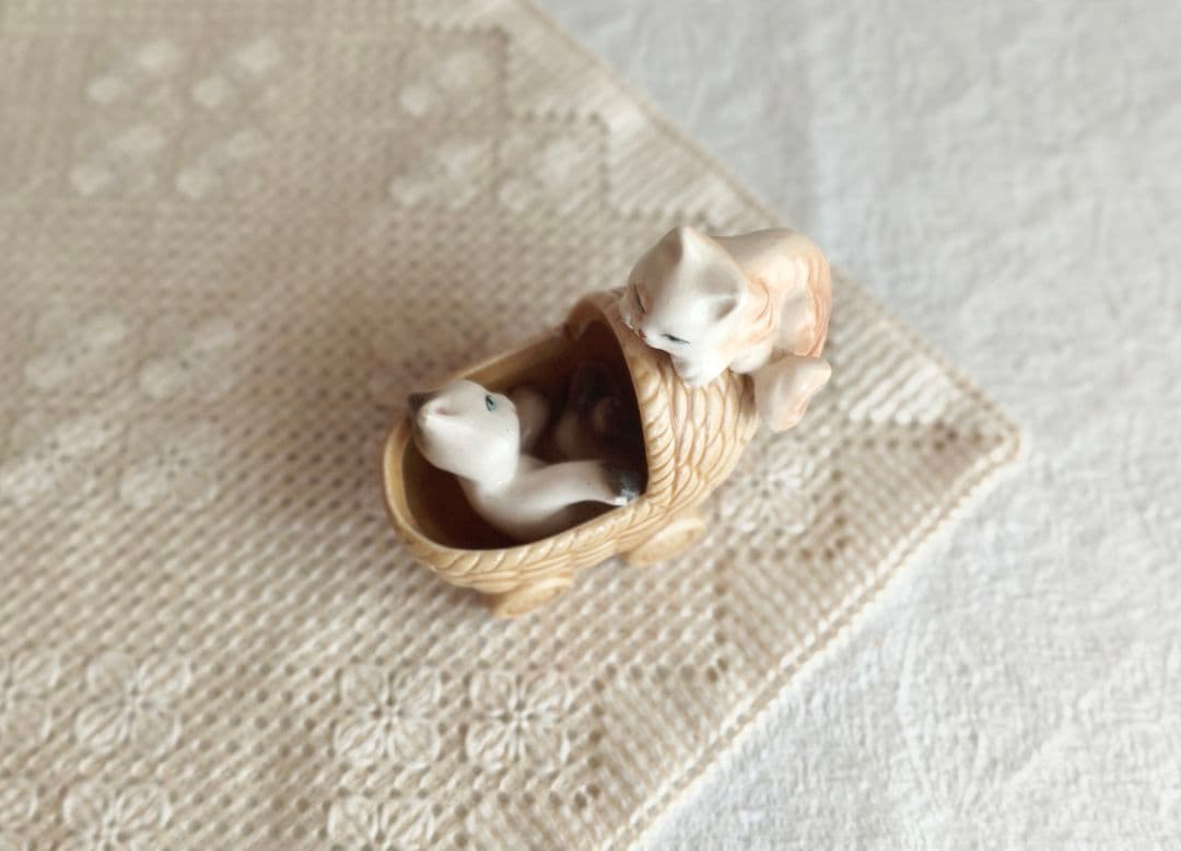 * pottery cats ୨୧* カゴのベビーカーに入った ネコちゃんたち