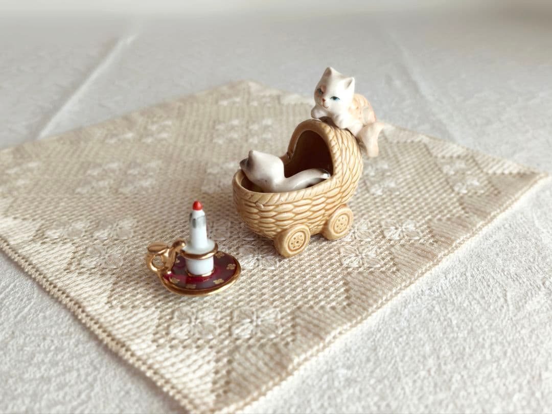 * pottery cats ୨୧* カゴのベビーカーに入った ネコちゃんたち