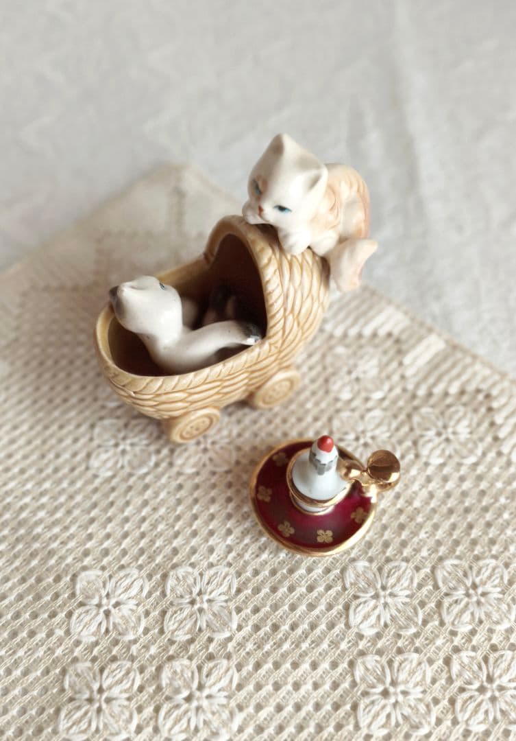 * pottery cats ୨୧* カゴのベビーカーに入った ネコちゃんたち