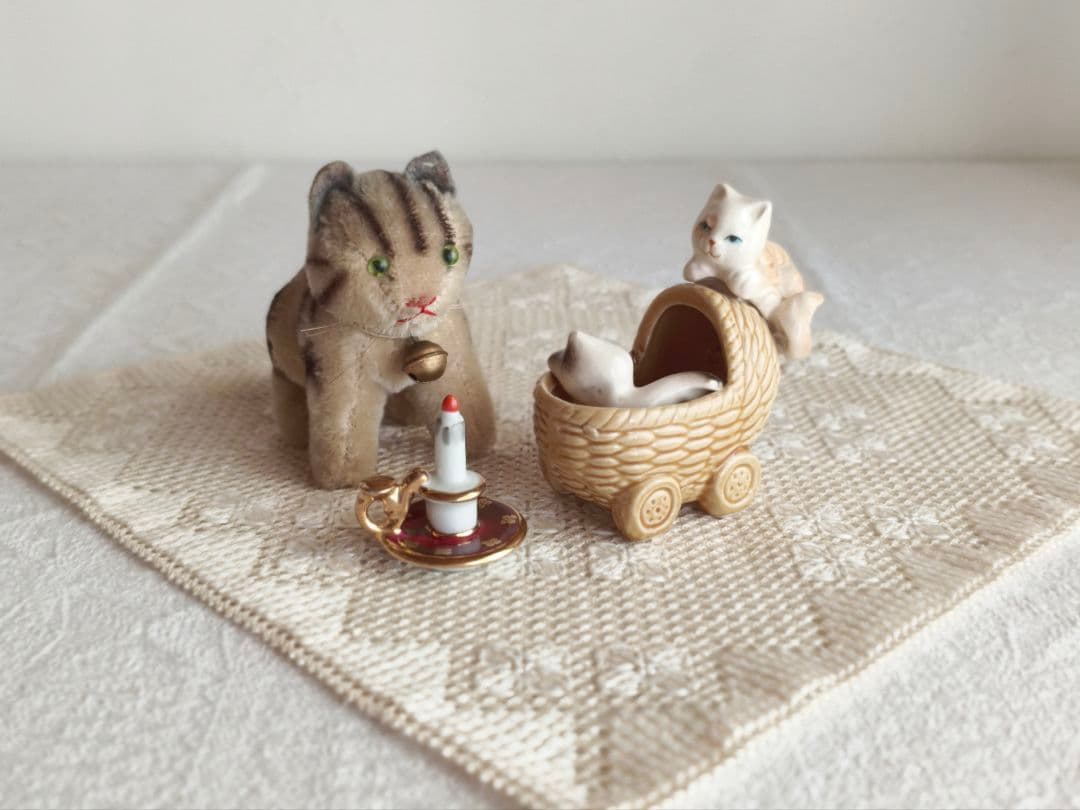 * pottery cats ୨୧* カゴのベビーカーに入った ネコちゃんたち
