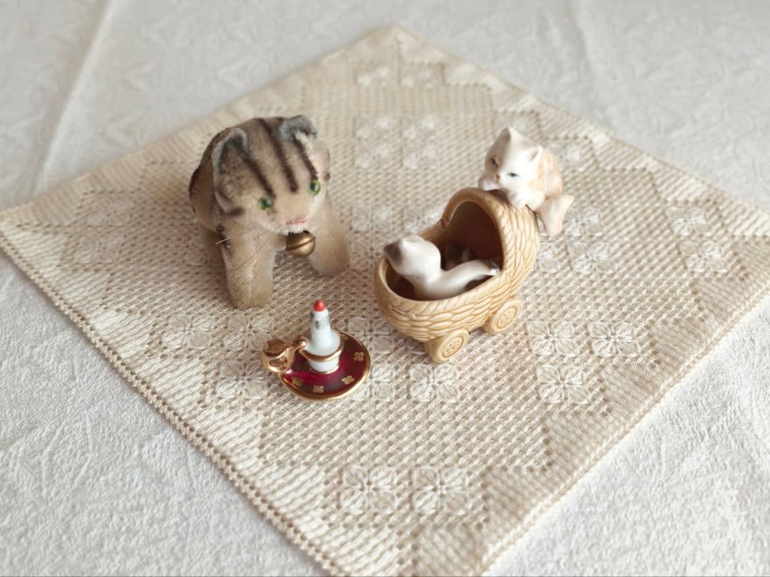 * pottery cats ୨୧* カゴのベビーカーに入った ネコちゃんたち