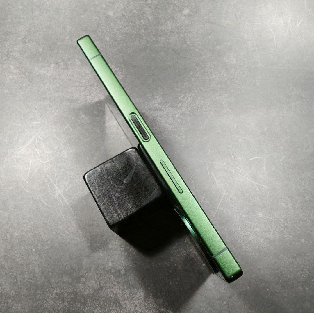 AQUOS R9 グリーン