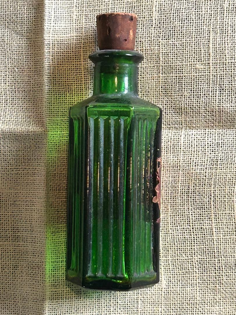 英国　骨董瓶　アンティークびん　中身なし　コルク付き