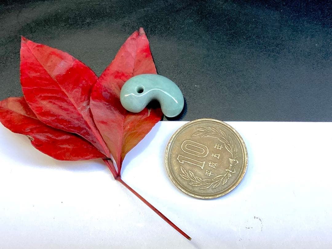 ✳貴重な濃厚結晶群の糸魚川翡翠ジェダイト　勾玉　お身近に本物天然翡翠の御守りを‼️