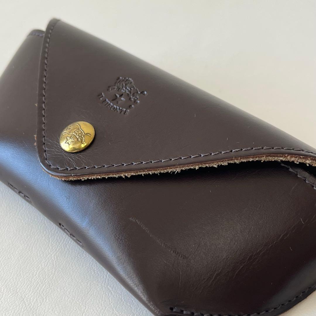 【IL BISONTE】メガネケース 本革　ブラウン　ロゴ入り　金ボタン